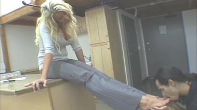 Lovely pretty Summers takes the foots for him