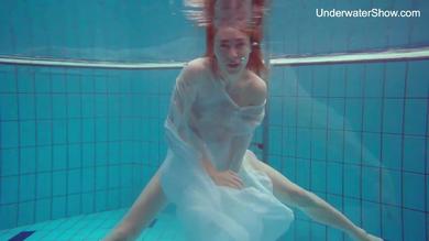 Redhead hottie Diana Zelenkina undresses her swimsuit underwater