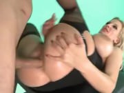 Shemale uses sturdy dick