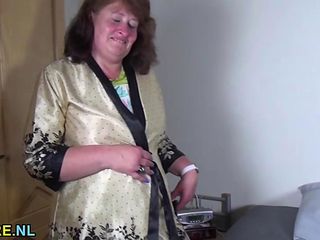 Amateur mature lady squirting and peeing