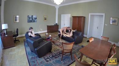 HUNT4K. Chick accetta il sesso per soldi anche di fronte al fidanzato