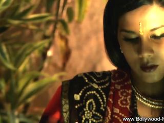 Indian MILF Babe Is Awesome When She Dances