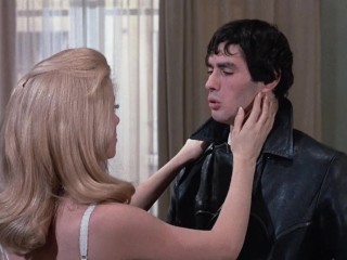Hottie loves getting double-penetrated